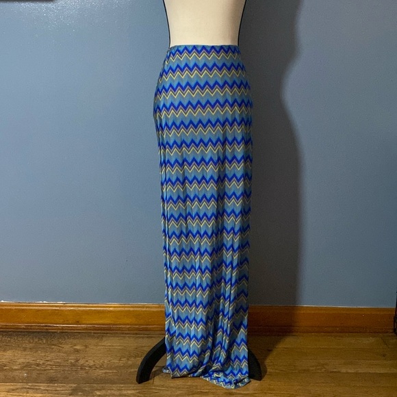 Mark Wong Nark. A line skirt with split Hem - Picture 4 of 4